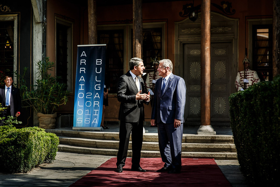 Bundespräsident Joachim Gauck wird von dem Präsidenten der Republik Bulgarien, Rosen Plevneliev, in Plovdiv begrüßt anlässlich des 'Arraiolos-Treffens' nicht-exekutiver Staatsoberhäupter der EU 