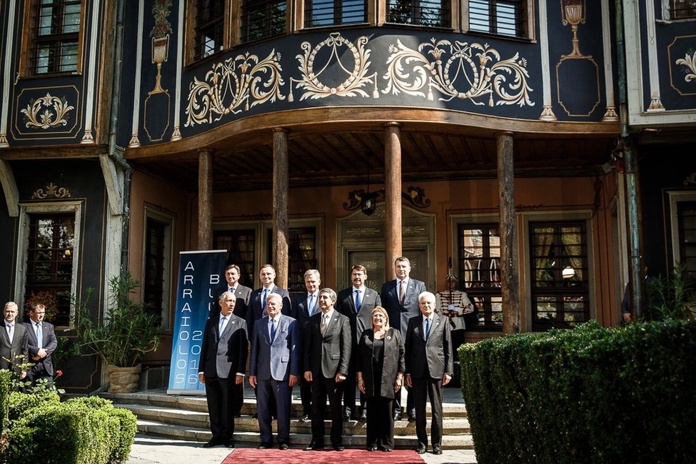 Bundespräsident Joachim Gauck bei einem gemeinsamen Foto vor dem Ethnografischen Museum in Plovdiv anlässlich des 'Arraiolos-Treffens' nicht-exekutiver Staatsoberhäupter der EU 