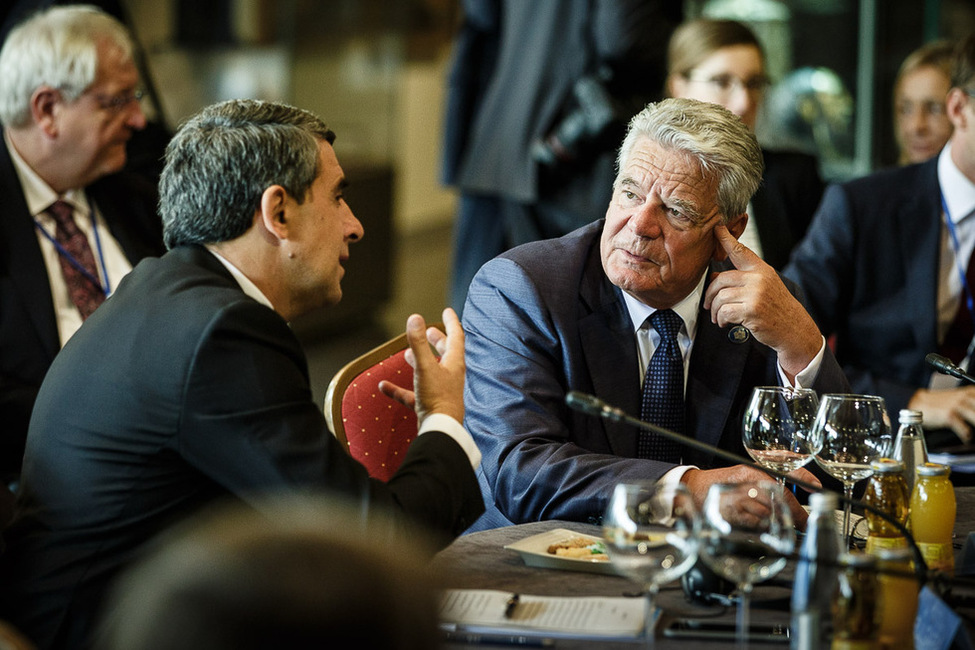 Bundespräsident Joachim Gauck bei der 2. Arbeitssitzung und Austausch mit dem Präsidenten der Republik Bulgarien, Rosen Plevneliev, im Nationalen Historischen Museum in Sofia anlässlich des 'Arraiolos-Treffens' nicht-exekutiver Staatspräsidenten der EU 