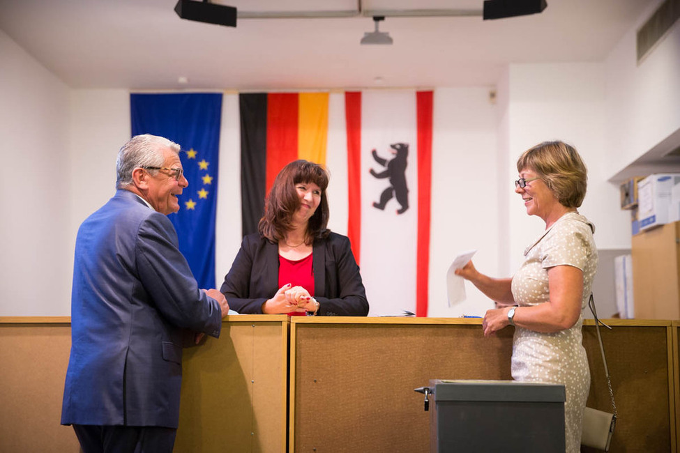 Bundespräsident Joachim Gauck und Daniela Schadt begrüßen die Mitarbeiter und Mitarbeiterinnen des Wahllokals im Rathaus Zehlendorf anlässlich der Stimmabgabe bei der Wahl zum Abgeordnetenhaus von Berlin