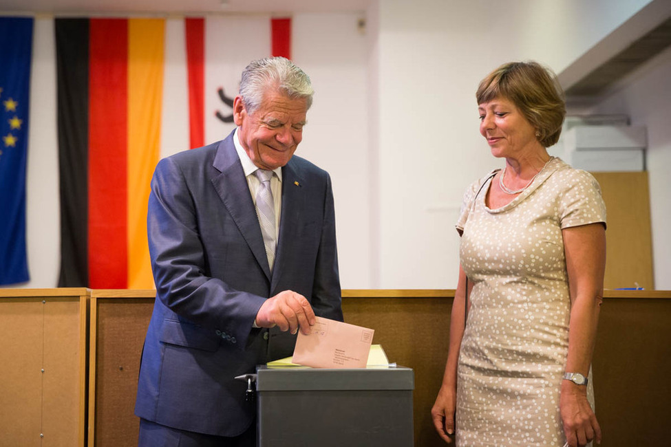 Bundespräsident Joachim Gauck und Daniela Schadt in einem Wahllokal im Rathaus Zehlendorf anlässlich der Stimmabgabe bei der Wahl zum Abgeordnetenhaus von Berlin