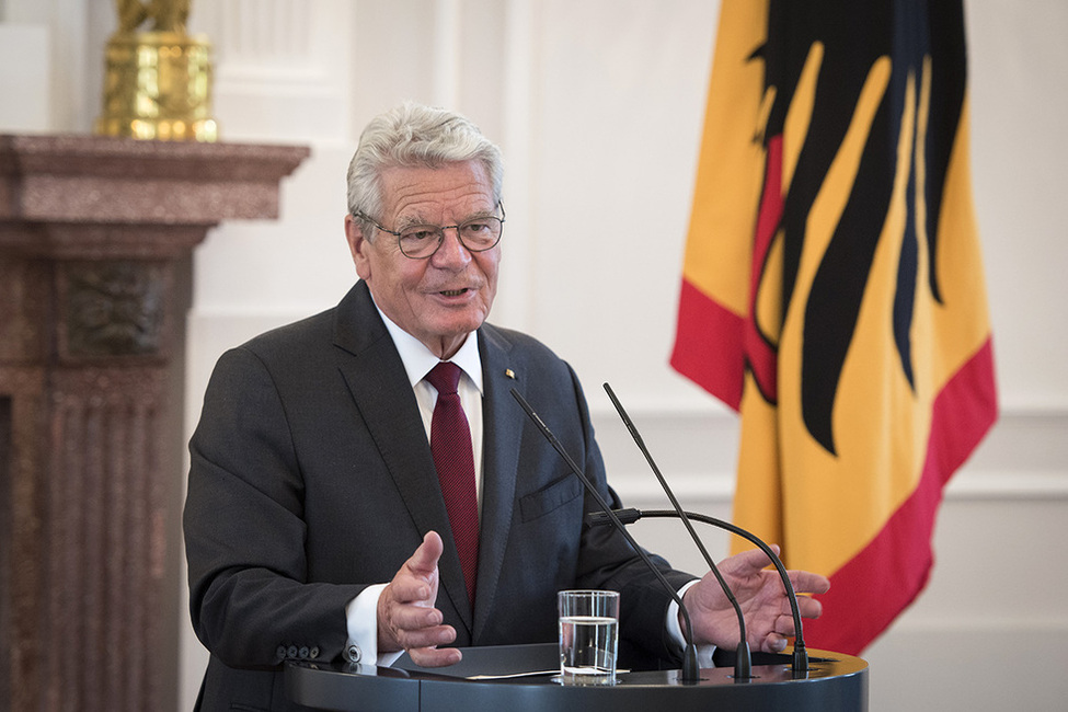 Bundespräsident Joachim Gauck hält eine Ansprache zur Aushändigung der Ernennungsurkunden an die Mitglieder des neuen Nationalen Normenkontrollrates im Langhanssaal von Schloss Bellevue