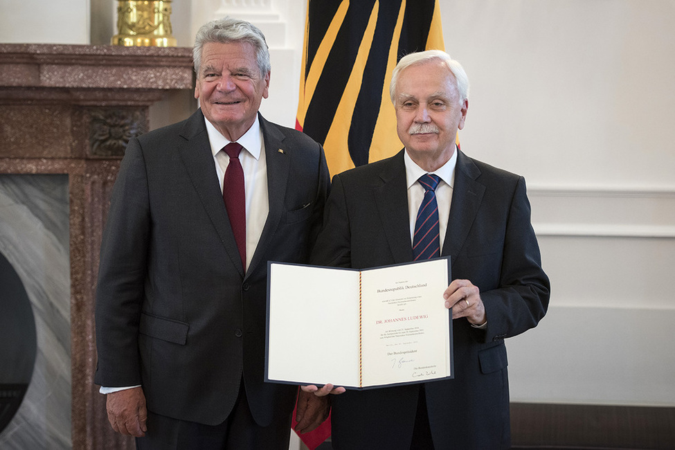 Bundespräsident Joachim Gauck bei der Übergabe der Berufungsurkunde an Johannes Ludewig, Vorsitzender des Nationalen Normenkontrollrates, anlässlich der Aushändigung der Ernennungsurkunden an die Mitglieder im Langhanssaal von Schloss Bellevue