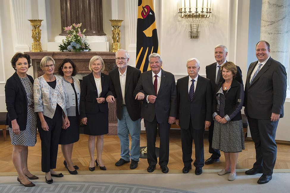 Bundespräsident Joachim Gauck mit (v.l.n.r.) Andrea Versteyl, Dorothea Störr-Ritter, Conny Mayer-Bonde, Gudrun Grieser, Wolf-Michael Catenhusen, Johannes Ludewig, Hanns-Eberhard Schleyer, Thea Dückert und Staatsminister Helge Braun