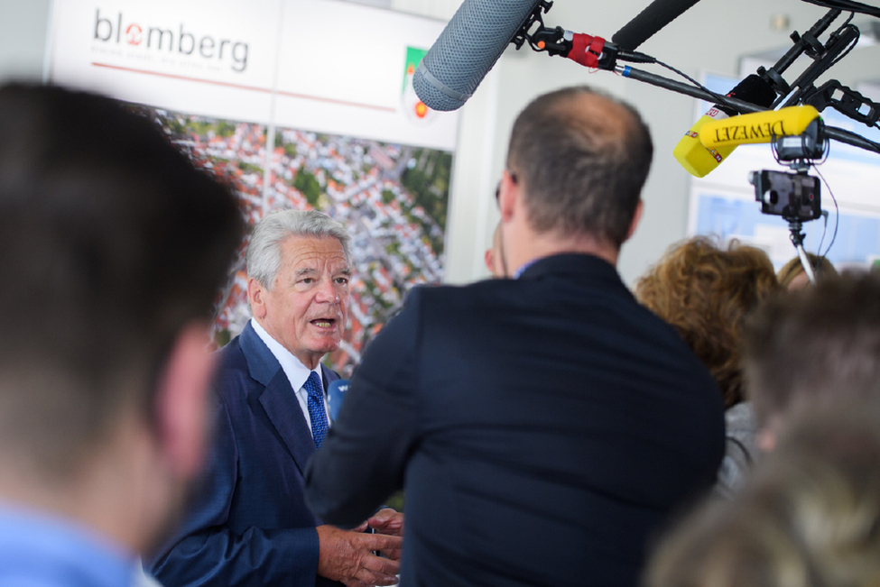 Bundespräsident Joachim Gauck bei einer Pressebegegnung bei einer Firma für digital gesteuerte Fertigungssysteme anlässlich seines Besuchs in Ostwestfalen-Lippe unter dem Motto 'Verantwortung vor Ort – Engagement in den Kommunen'
