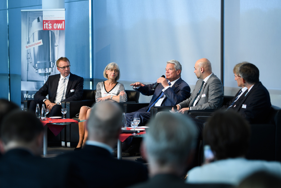 Bundespräsident Joachim Gauck bei einer Diskussionsrunde zum Thema 'Arbeitswelt der Zukunft' bei der Fraunhofer-Einrichtung IEM anlässlich seines Besuchs in Ostwestfalen-Lippe unter dem Motto 'Verantwortung vor Ort – Engagement in den Kommunen'