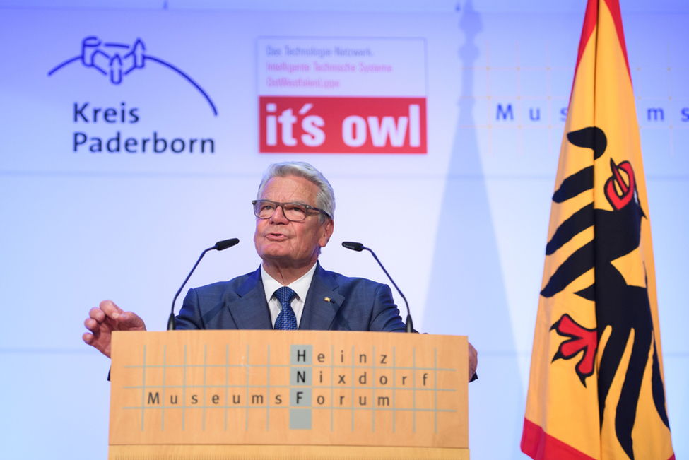 Bundespräsident Joachim Gauck hält eine Ansprache im Heinz Nixdorf MuseumsForum anlässlich des Bürgerempfangs am Ende seines Besuchs in Ostwestfalen-Lippe unter dem Motto 'Verantwortung vor Ort – Engagement in den Kommunen'