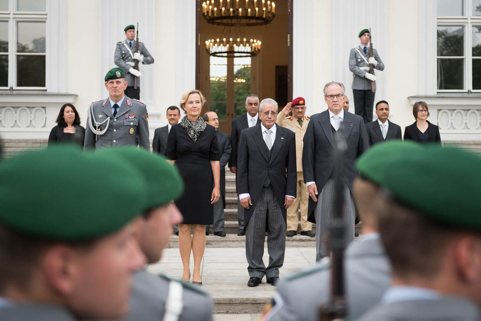 Kleines militärisches Zeremoniell für den Botschafter der Republik Jemen, Yahia Mohammed Abdullah Al-Shaibi, im Ehrenhof anlässlich der Akkreditierung von Botschaftern in Schloss Bellevue