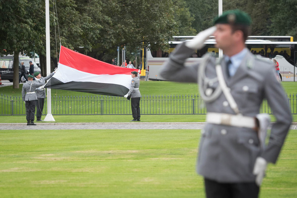 Aufziehen der Fahne der Republik Jemen vor dem Schloss Bellevue durch das Wachbataillon anlässlich der Akkreditierung von Botschaftern