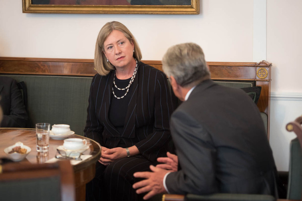 Bundespräsident Joachim Gauck im Gespräch mit der Botschafterin von Australien, Lynette Margaret Wood, im Salon Luise anlässlich der Akkreditierung von Botschaftern