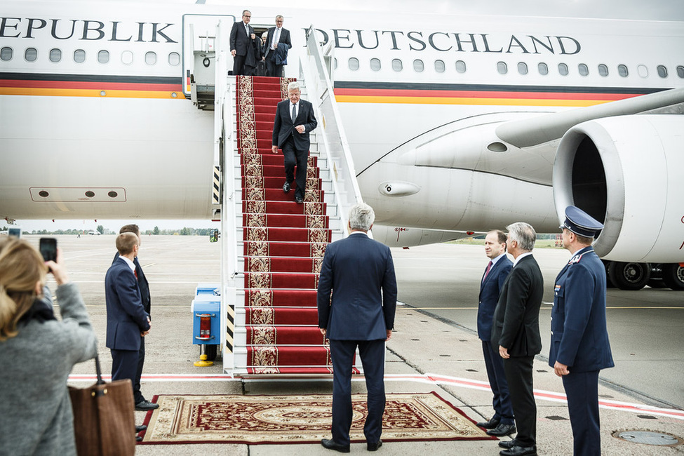 Bundespräsident Joachim Gauck bei der Ankunft am Flughafen Boryspil-Kiew anlässlich den Gedenkveranstaltungen zum 75. Jahrestag der Massenhinrichtungen von Babyn Jar