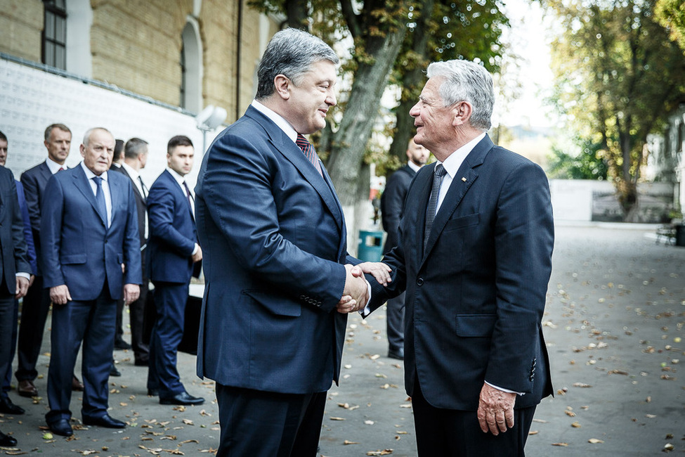 Bundespräsident Joachim Gauck wird durch Petro Poroschenko, Präsident der Ukraine, im Arsenal Mystezky in Kiew begrüßt anlässlich den Gedenkveranstaltungen zum 75. Jahrestag der Massenhinrichtungen von Babyn Jar