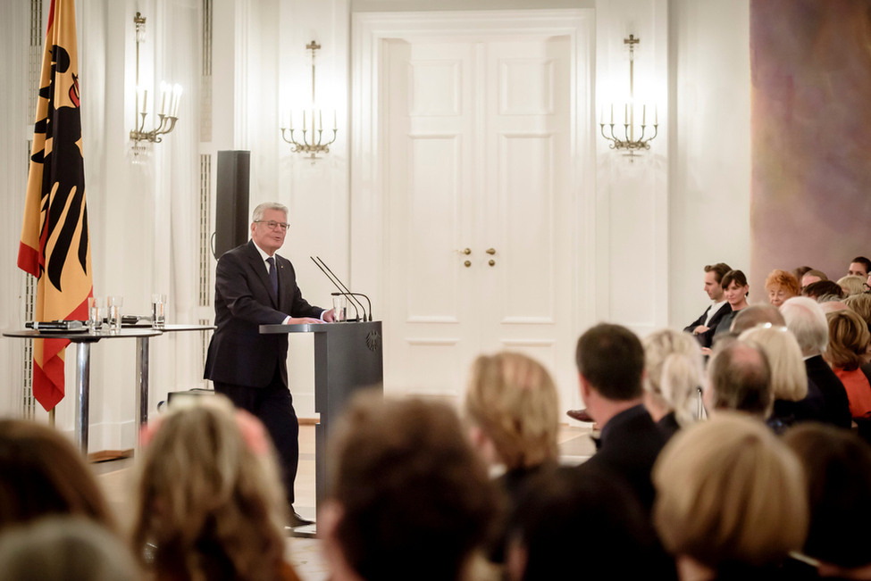Bundespräsident Joachim Gauck hält eine Ansprache im Großen Saal anlässlich der Soiree 'Augenblick und Dauer' zu Ehren der Fotografie in Schloss Bellevue 