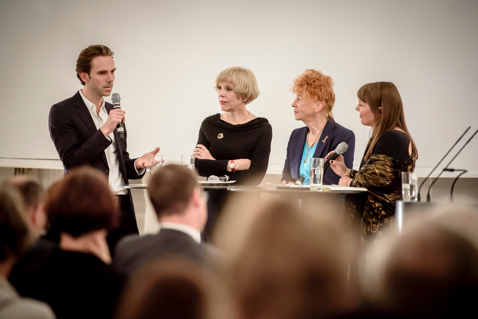 Gesprächsrunde zum Thema 'Politische Fotografie heute" mit Regina Schmeken, Herlinde Koelbl und Julian Röder, moderiert von Anne-Marie Beckmann im Großen Saal anlässlich der Soiree 'Augenblick und Dauer' zu Ehren der Fotografie in Schloss Bellevue 