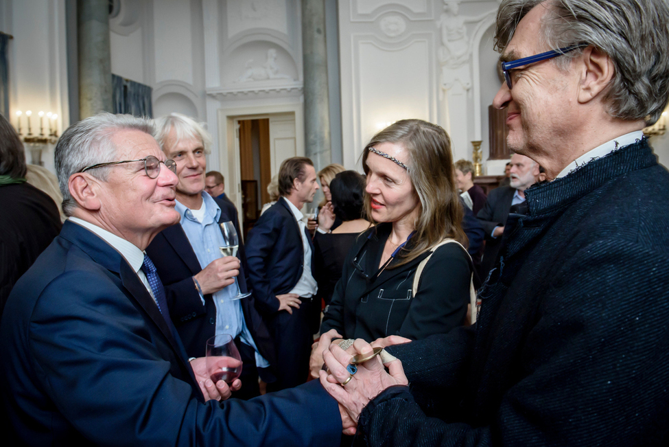Bundespräsident Joachim Gauck begegnet Wim und Donata Wenders sowie Christian Irrgang beim Empfang anlässlich der Soiree 'Augenblick und Dauer' zu Ehren der Fotografie in Schloss Bellevue 