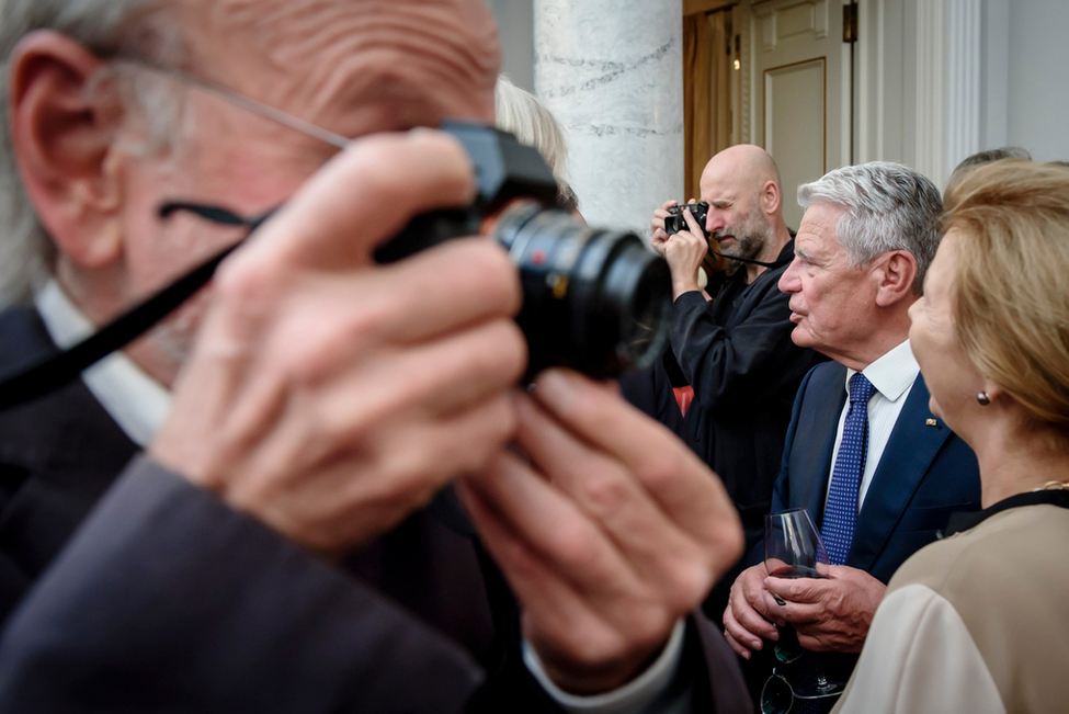 Bundespräsident Joachim Gauck beim Empfang anlässlich der Soiree 'Augenblick und Dauer' zu Ehren der Fotografie in Schloss Bellevue 