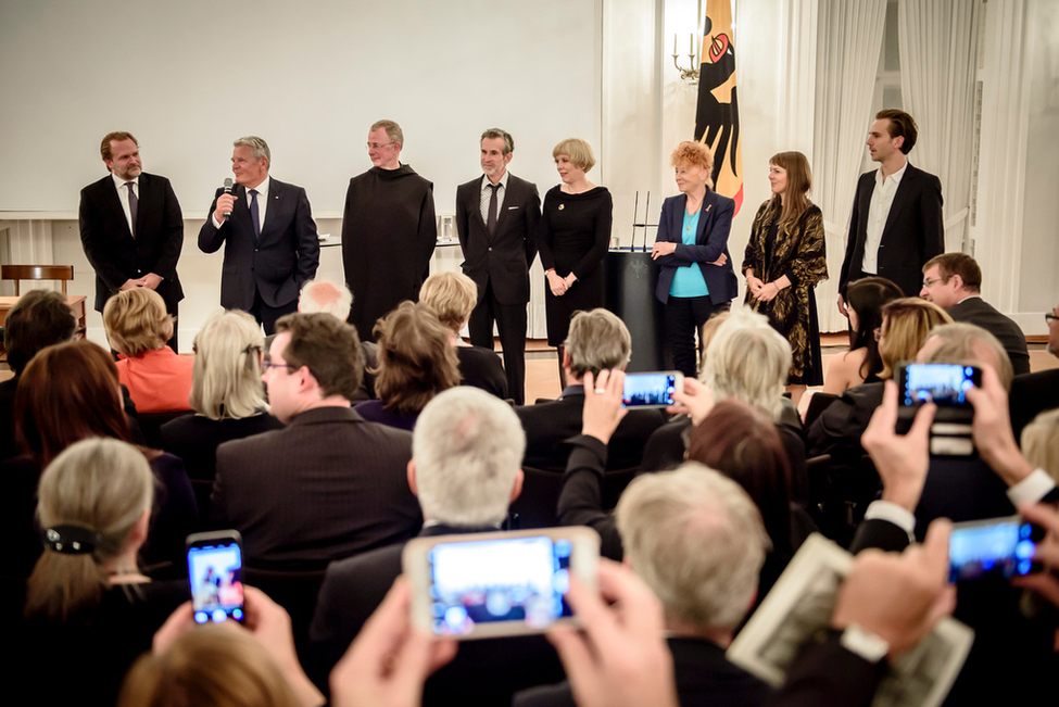 Bundespräsident Joachim Gauck begegnet Beteiligten der Soiree 'Augenblick und Dauer' zu Ehren der Fotografie im Großen Saal von Schloss Bellevue 