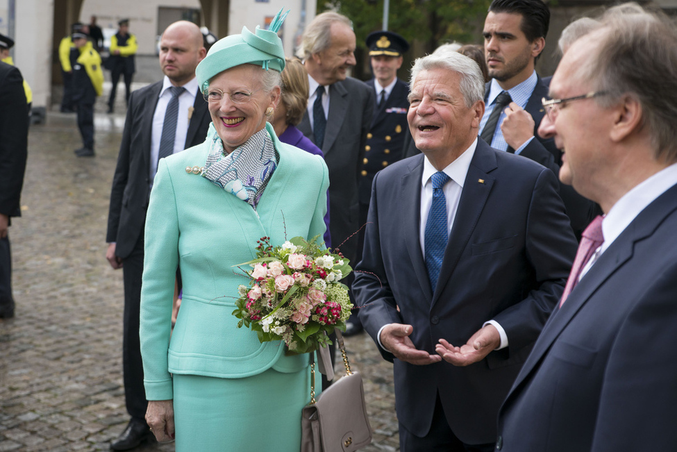 Bundespräsident Joachim Gauck begrüßt Königin Margrethe II von Dänemark vor der Schlosskirche anlässlich des Erntedankgottesdienstes zur Eröffnung der restaurierten Schlosskirche in der Lutherstadt Wittenberg