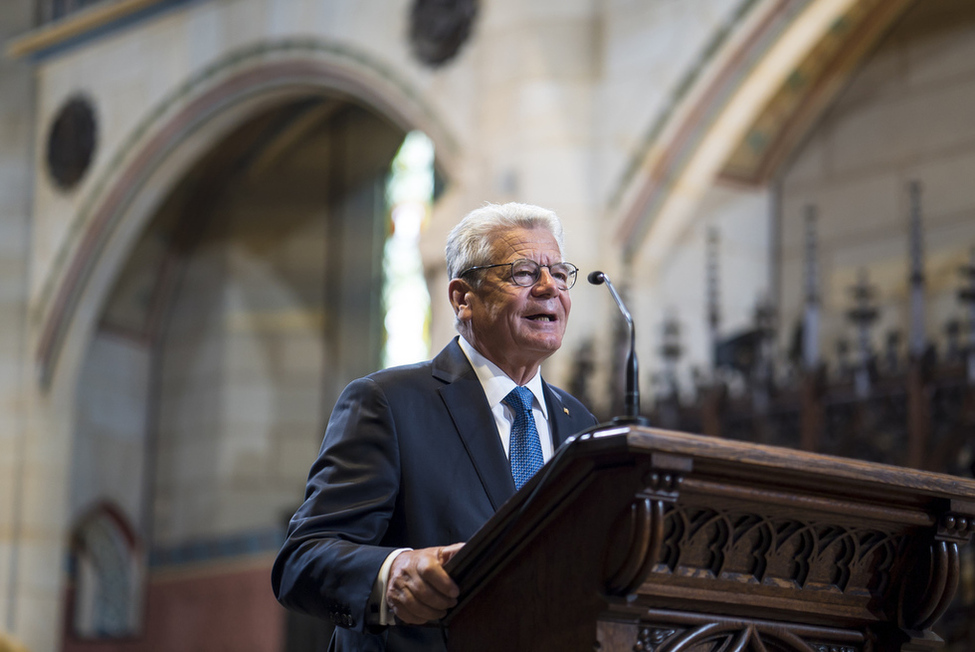 Bundespräsident Joachim Gauck hält ein Grußwort in der Evangelischen Schlosskirche anlässlich des Erntedankgottesdienstes zur Eröffnung der restaurierten Schlosskirche in der Lutherstadt Wittenberg