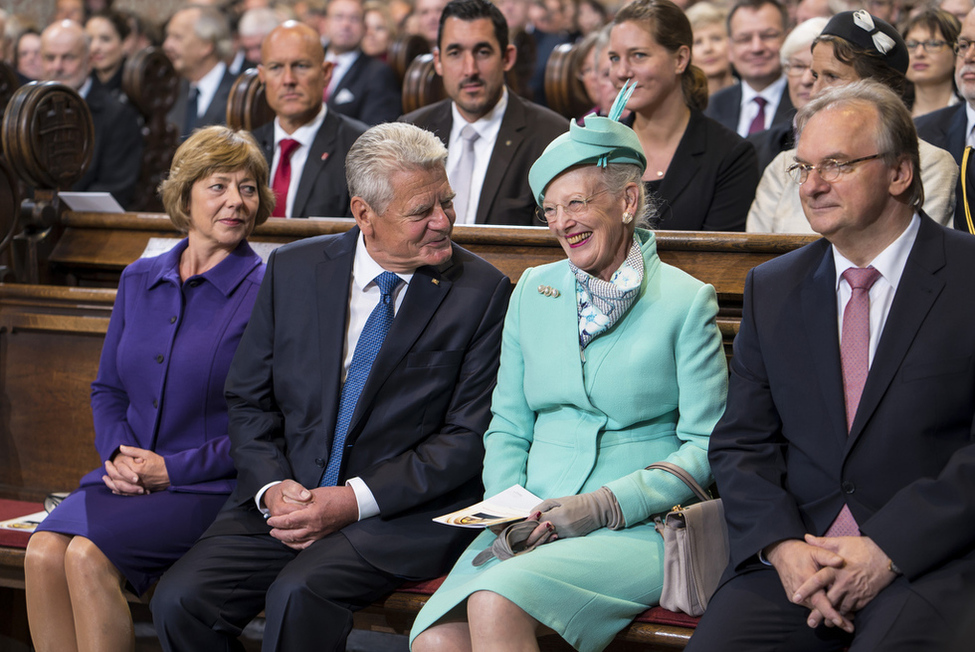 Bundespräsident Joachim Gauck und Daniela Schadt mit Königin  Margrethe II von Dänemark in der Evangelischen Schlosskirche anlässlich des Erntedankgottesdienstes zur Eröffnung der restaurierten Schlosskirche in der Lutherstadt Wittenberg