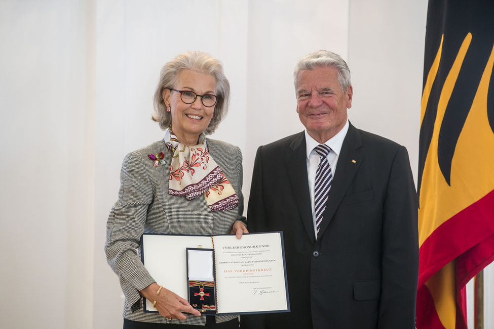Bundespräsident Joachim Gauck zeichnet Gabriela Fürstin zu Sayn-Wittgenstein-Sayn mit dem Verdienstkreuz am Bande für ihr Engagement zur Bekämpfung von Kinderarmut bei der Ordensverleihung zum Tag der Deutschen Einheit in Schloss Bellevue aus
