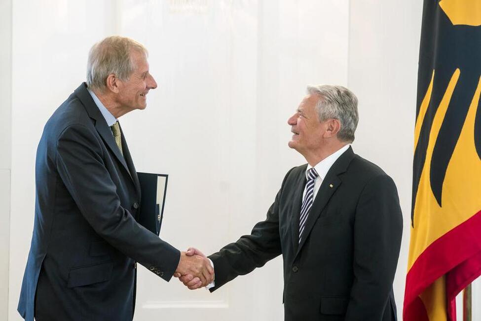 Bundespräsident Joachim Gauck zeichnet Ulrich Wickert mit dem Verdienstkreuz 1. Klasse für seine 2011 gegründete Ulrich-Wickert-Stiftung bei der Ordensverleihung zum Tag der Deutschen Einheit in Schloss Bellevue aus