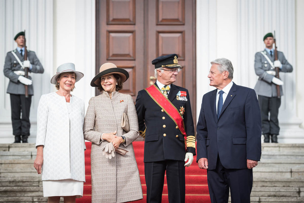 Bundespräsident Joachim Gauck und Daniela Schadt begrüßen König Carl XVI. Gustaf und Königin Silvia von Schweden am Schlossportal in Schloss Bellevue  