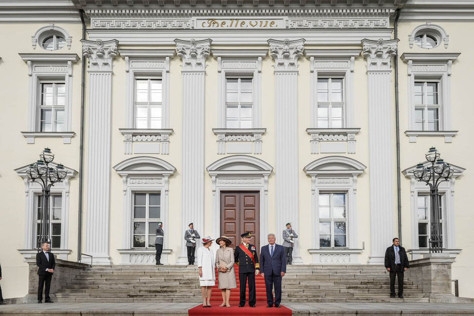 Bundespräsident Joachim Gauck und Daniela Schadt begrüßen König Carl XVI. Gustaf und Königin Silvia von Schweden am Schlossportal in Schloss Bellevue  