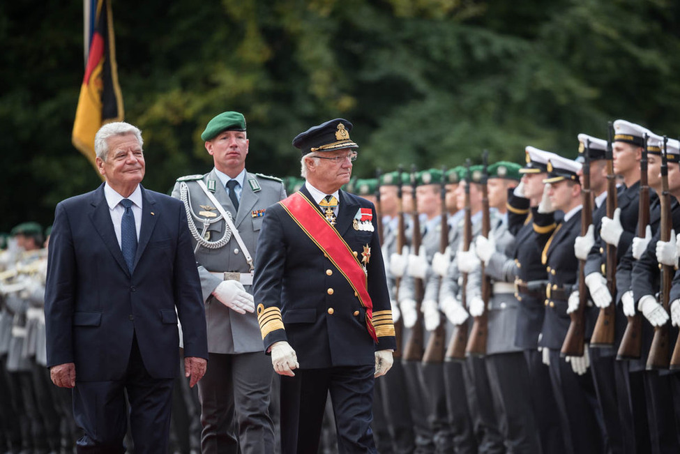 Bundespräsident Joachim Gauck und König Carl XVI. Gustaf von Schweden beim Ablaufen der Ehrenformation bei der Begrüßung mit militärischen Ehren im Schlosspark von Schloss Bellevue  