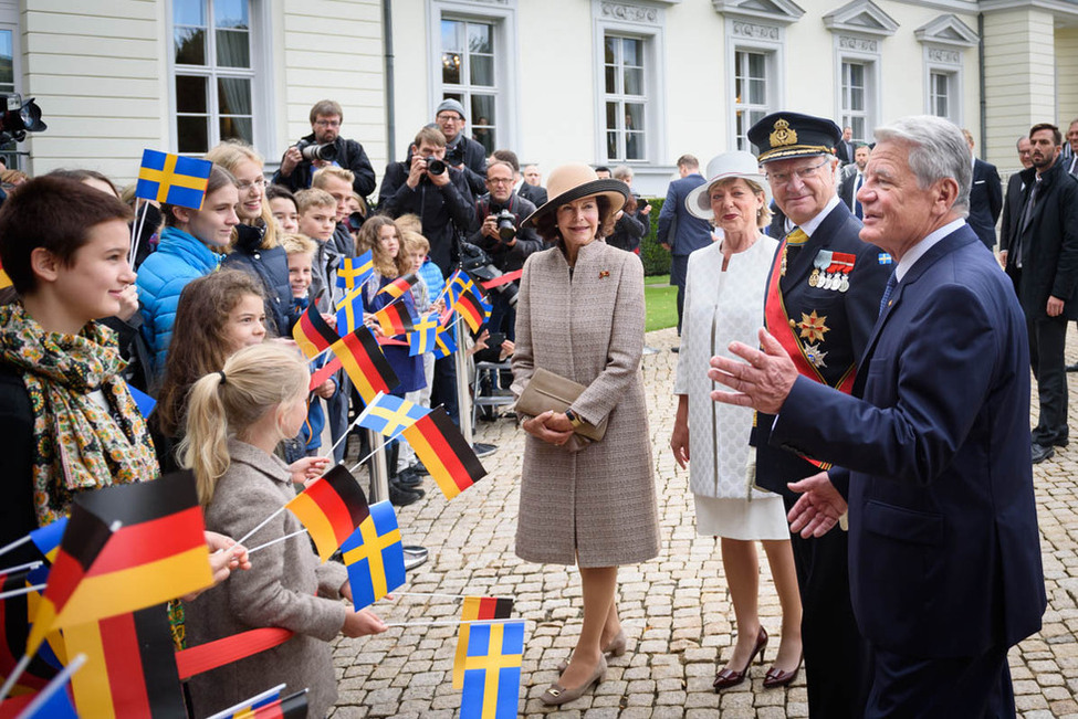 Bundespräsident Joachim Gauck und Daniela Schadt begrüßen König Carl XVI. Gustaf und Königin Silvia von Schweden bei der Begrüßung von Schülerinnen und Schüler des Carl-von-Ossietzky-Gymnasiums aus Berlin-Pankow anlässlich des Staatsbesuchs 