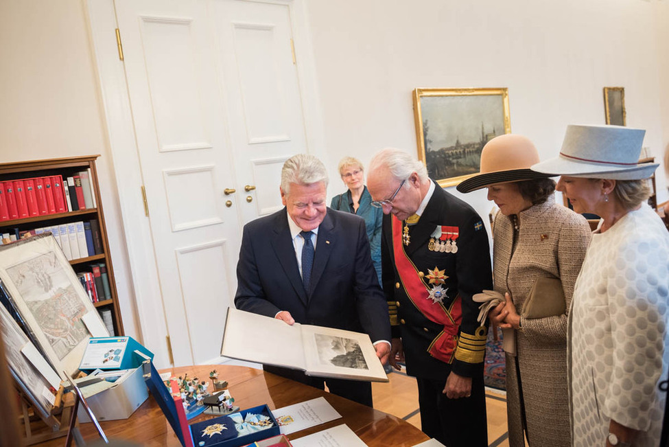 Bundespräsident Joachim Gauck, Daniela Schadt, König Carl XVI. Gustaf und Königin Silvia von Schweden beim Geschenkeaustausch im Amtszimmer anlässlich des Staatsbesuchs 