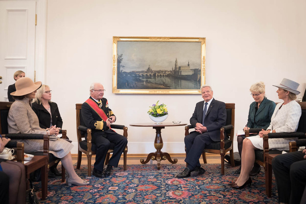Bundespräsident Joachim Gauck, Daniela Schadt, König Carl XVI. Gustaf und Königin Silvia von Schweden beim Gespräch im Amtszimmer anlässlich des Staatsbesuchs