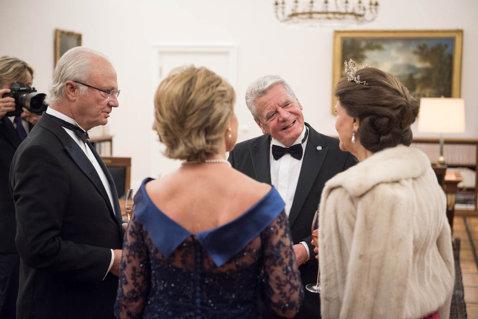 Bundespräsident Joachim Gauck und Daniela Schadt bei einem kurzen Austausch im Amtszimmer mit König Carl XVI. Gustaf und Königin Silvia von Schweden anlässlich des Staatsbanketts zu ihren Ehren in Schloss Bellevue 