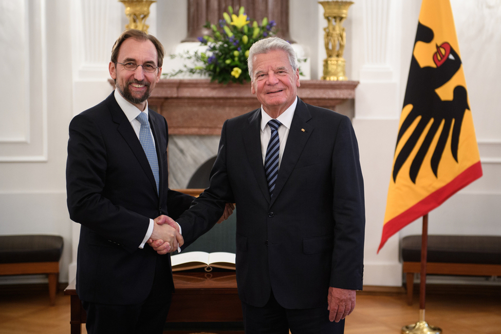 Bundespräsident Joachim Gauck begrüßt den Hochkommissar für Menschenrechte der Vereinten Nationen, Prinz Zeid Al-Hussein, im Langhanssaal in Schloss Bellevue 