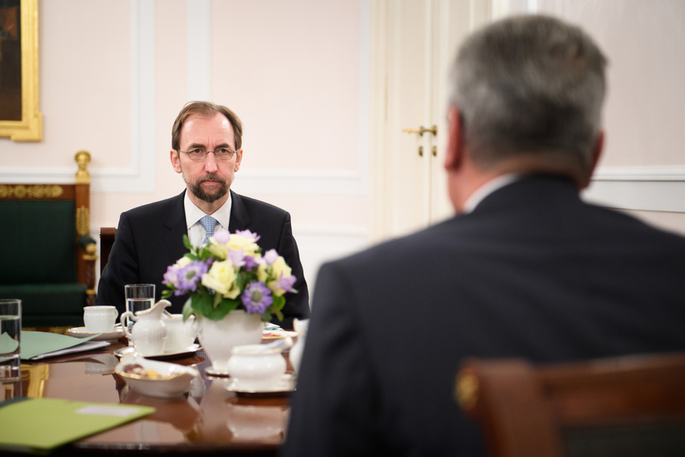 Bundespräsident Joachim Gauck im Gespräch mit dem Hochkommissar für Menschenrechte der Vereinten Nationen, Prinz Zeid Al-Hussein, im Salon Ferdinand in Schloss Bellevue 