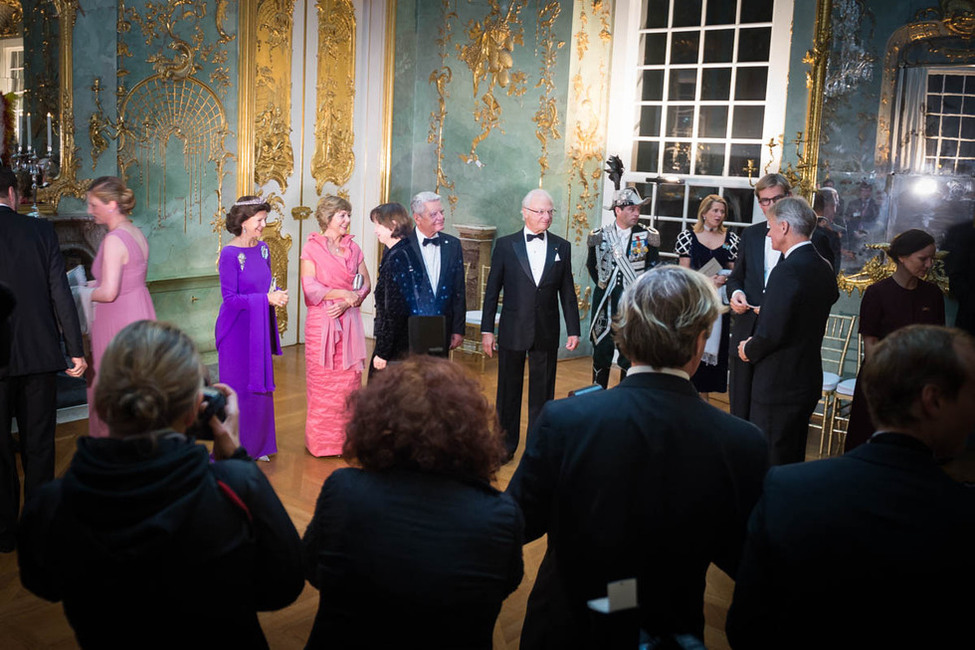 Bundespräsident Joachim Gauck und Daniela Schadt beim Defilee im Goldenen Saal von Schloss Charlottenburg anlässlich des Banketts, gegeben von König Carl XVI. Gustaf und Königin Silvia von Schweden