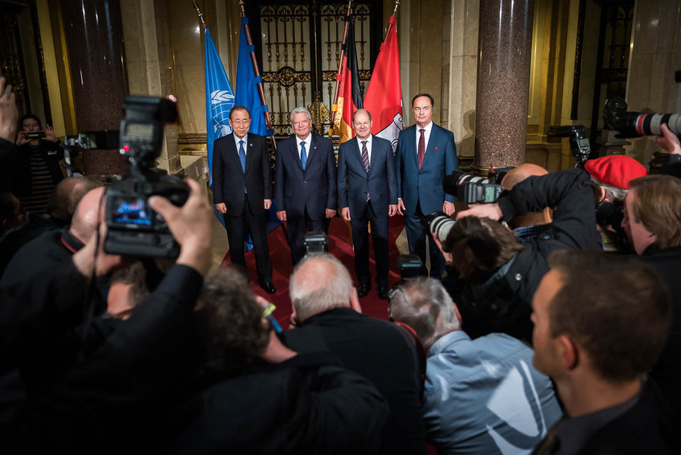 Bundespräsident Joachim Gauck beim Pressefoto mit dem Generalsekretär der Vereinten Nationen, Ban Ki-Moon, dem Ersten Bürgermeister der Freien Hansestadt Hamburg, Olaf Scholz, und dem Präsident des Internationalen Seegerichtshofs, Vladimir Golitsyn