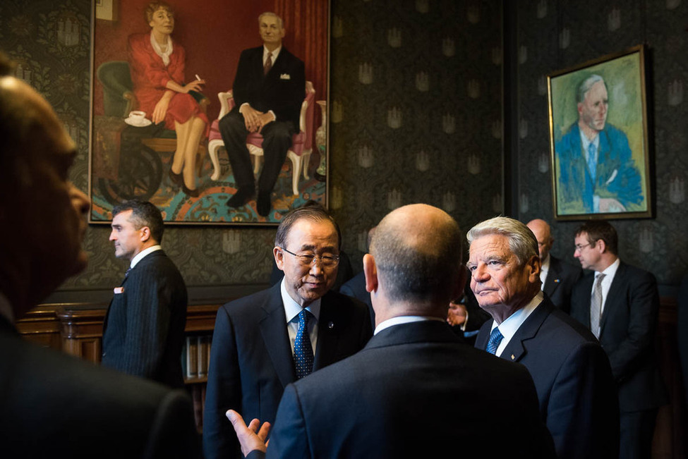 Bundespräsident Joachim Gauck beim Zusammentreffen mit dem Generalsekretär der Vereinten Nationen, Ban Ki-Moon, und dem Ersten Bürgermeister der Freien Hansestadt Hamburg, Olaf Scholz, im Empfangszimmer des Rathauses