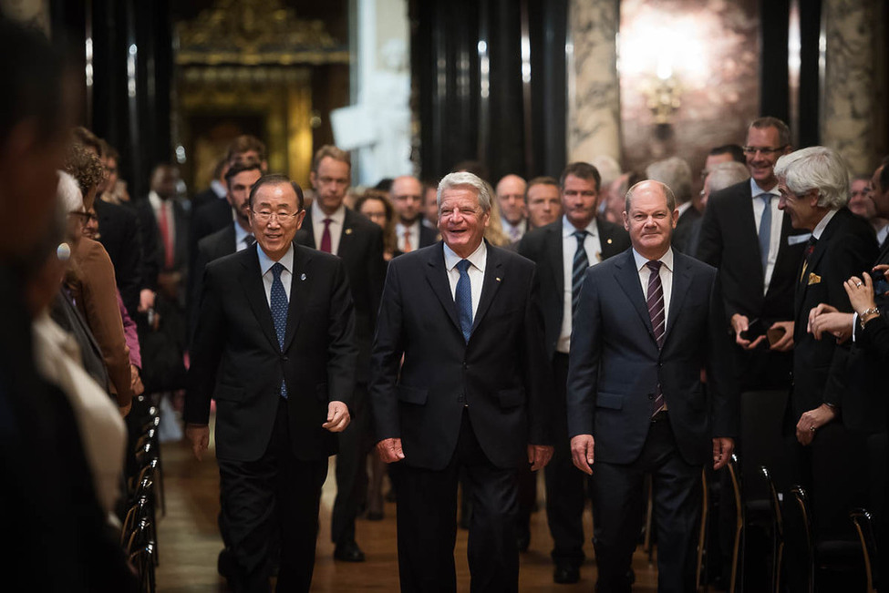 Bundespräsident Joachim Gauck beim Gang in den Großen Festsaal des Rathauses mit dem Generalsekretär der Vereinten Nationen, Ban Ki-Moon, und dem Ersten Bürgermeister der Freien Hansestadt Hamburg, Olaf Scholz