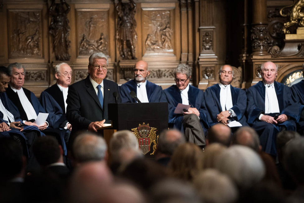 Bundespräsident Joachim Gauck hält eine Ansprache beim Festakt zum 20-jährigen Bestehen des Internationalen Seegerichtshofs im Großen Festsaal des Rathauses der Hansestadt Hamburg 