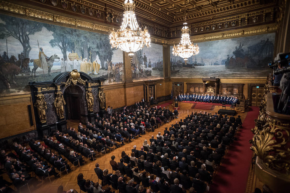 Bundespräsident Joachim Gauck hält eine Ansprache beim Festakt zum 20-jährigen Bestehen des Internationalen Seegerichtshofs im Großen Festsaal des Rathauses der Hansestadt Hamburg 