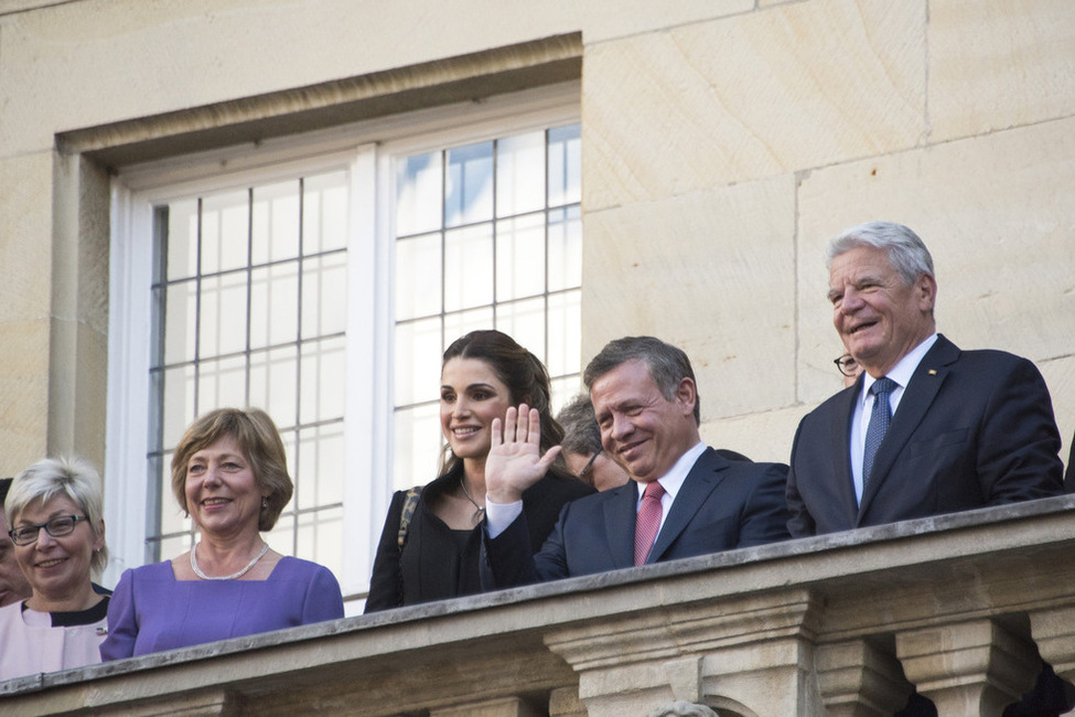 Bundespräsident Joachim Gauck auf dem Balkon des historischen Rathauses mit dem König des Haschemitischen Königreiches Jordanien, Abdullah II. Ibn Al-Hussein, und Königin Rania bei der Verleihung des Internationalen Preises des Westfälischen Friedens