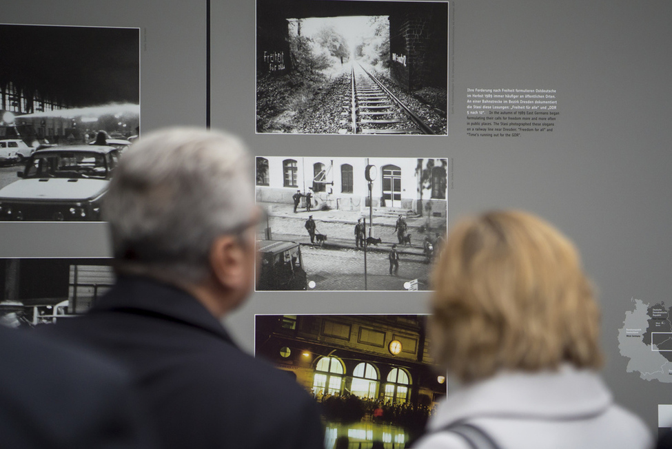 Bundespräsident Joachim Gauck bei einem Rundgang durch die Ausstellung 'Revolution und Mauerfall' in der Ruschestraße mit Daniela Schadt