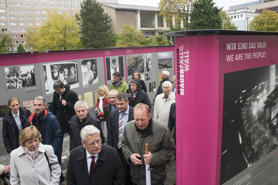 Bundespräsident Joachim Gauck bei einem Rundgang durch die Ausstellung 'Revolution und Mauerfall' in der Ruschestraße mit Daniela Schadt und Roland Jahn