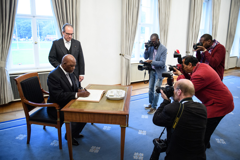 Eintrag ins Gästebuch von Phumelele Stone Sizani aus der Republik Südafrika in der Galerie in Schloss Bellevue anlässlich der Akkreditierung von Botschaftern