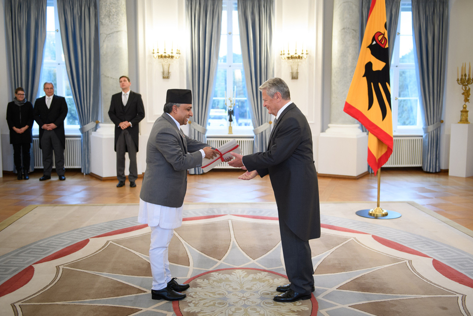 Bundespräsident Joachim Gauck empfängt das Beglaubigungsschreiben von Ramesh Prasad Khanal aus der Demokratischen Bundesrepublik Nepal im Langhanssaal anlässlich der Akkreditierung von Botschaftern