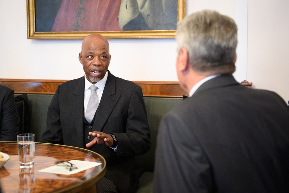 Bundespräsident Joachim Gauck im Gespräch mit dem Botschafter der Republik Südafrika, Phumelele Stone Sizani, im Salon Luise anlässlich der Akkreditierung von Botschaftern