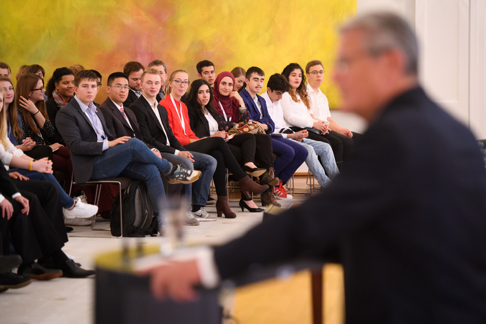 Bundespräsident Joachim Gauck hält eine Rede beim Zukunftsforum für Jugendliche '#DE2036 – Wie soll es aussehen, dieses Land? Deutschland in 20 Jahren' im Großen Saal von Schloss Bellevue 