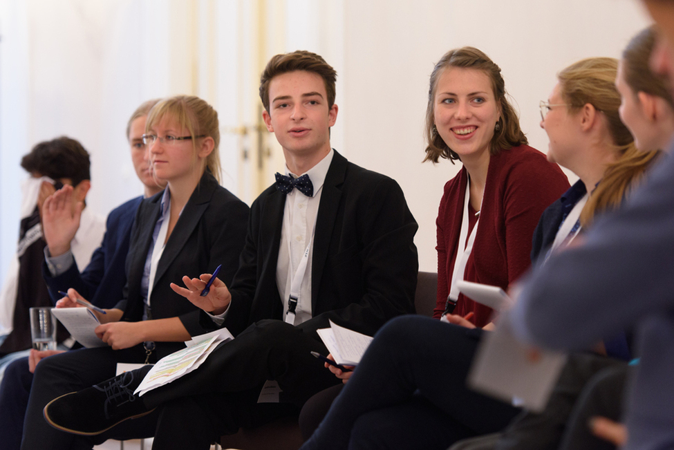 Teilnehmerinnen und Teilnehmer des Zukunftsforums für Jugendliche '#DE2036 – Wie soll es aussehen, dieses Land? Deutschland in 20 Jahren' diskutieren zum Thema ' Europa und Deutschlands Rolle in der Welt' in Schloss Bellevue 