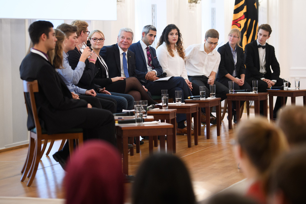 Bundespräsident Joachim Gauck diskutiert mit Teilnehmerinnen und Teilnehmern des Zukunftsforums für Jugendliche '#DE2036 – Wie soll es aussehen, dieses Land? Deutschland in 20 Jahren' im Großen Saal von Schloss Bellevue 